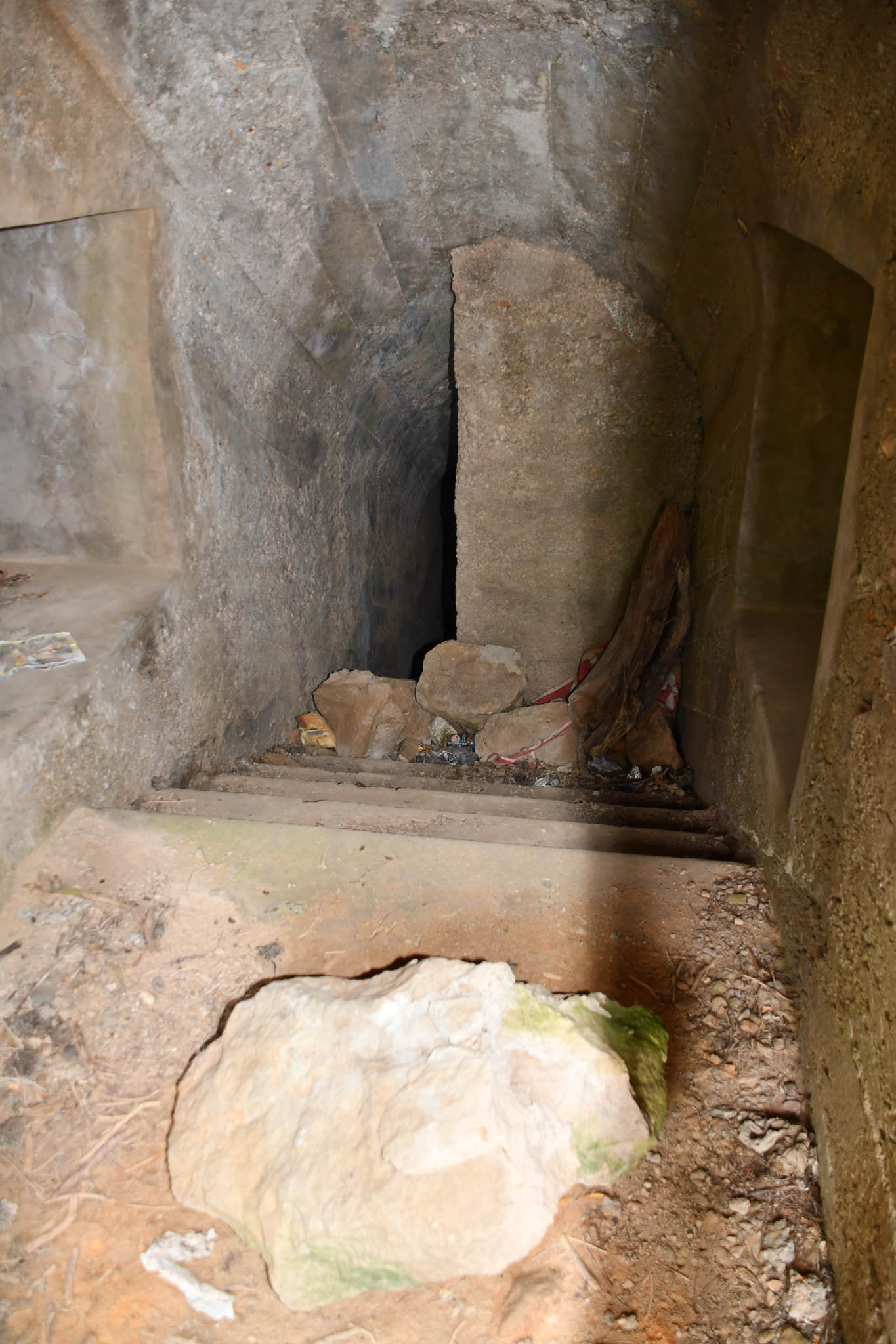 Passage pillar and alcoves